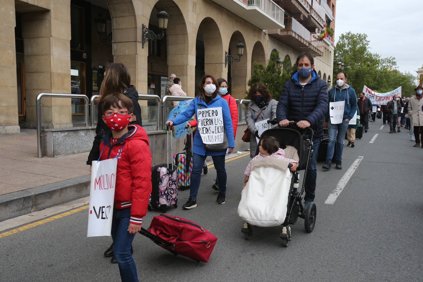 Fotos: Manifestación contra los megaparques eólicos, organizada por la Plataforma por el Desarrollo Sostenible del Alto Cidacos en Logroño