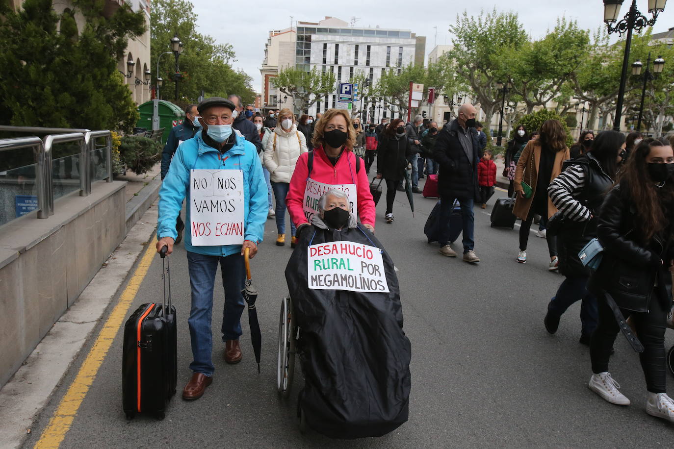 Fotos: Manifestación contra los megaparques eólicos, organizada por la Plataforma por el Desarrollo Sostenible del Alto Cidacos en Logroño