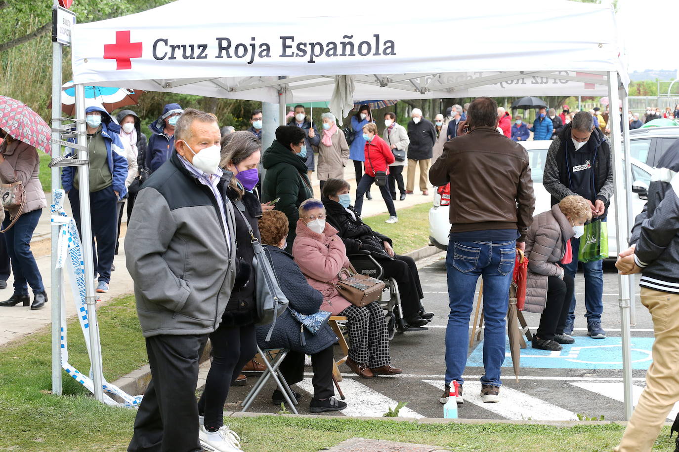 Carpa instalada por Cruz Roja en el exterior del Riojaf´oum, conveertido en centro de vacuanción. 