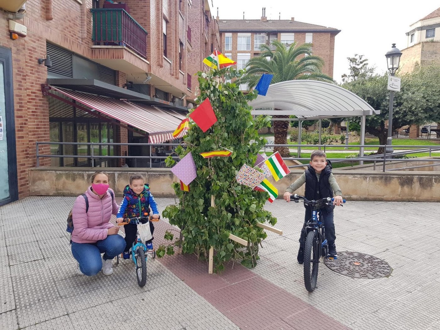 Una familia posa con el mayo de la plaza del Molino de Lardero en la mañana de ayer. 