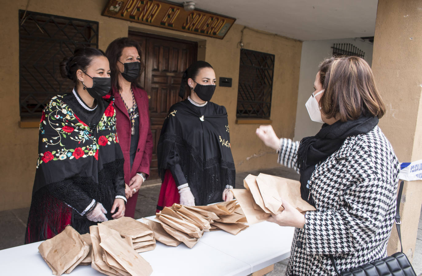 La Cofradía reparte el 'Pan del Santo' en la plaza de la Alameda. 