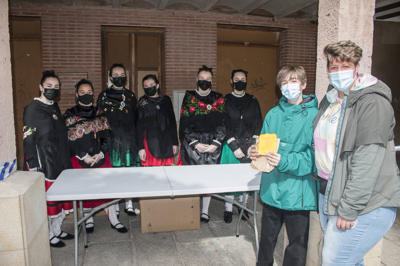 La Cofradía reparte el 'Pan del Santo' en la plaza de la Alameda. 