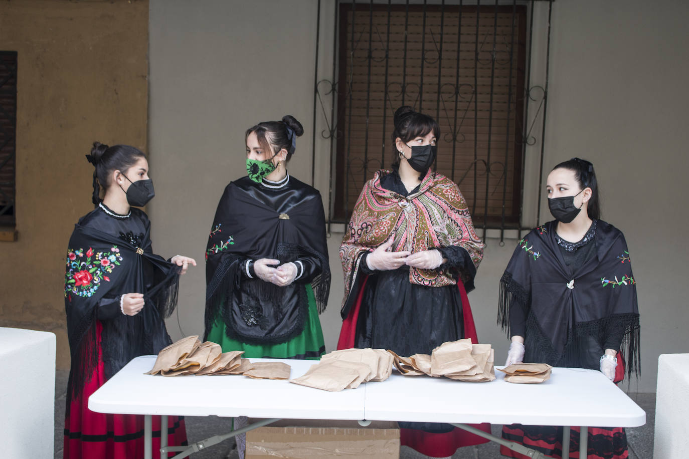 La Cofradía reparte el 'Pan del Santo' en la plaza de la Alameda. 