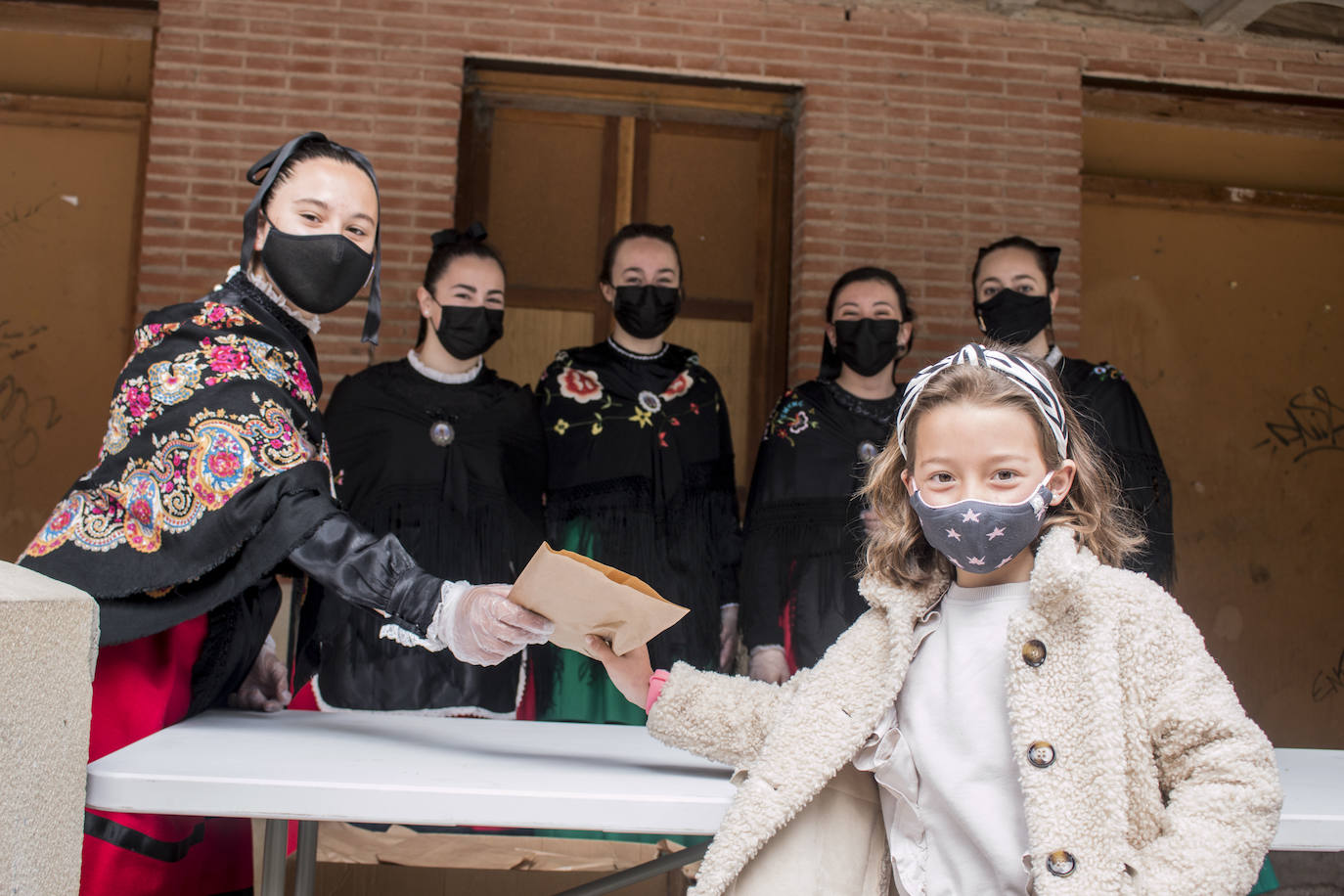 La Cofradía reparte el 'Pan del Santo' en la plaza de la Alameda. 