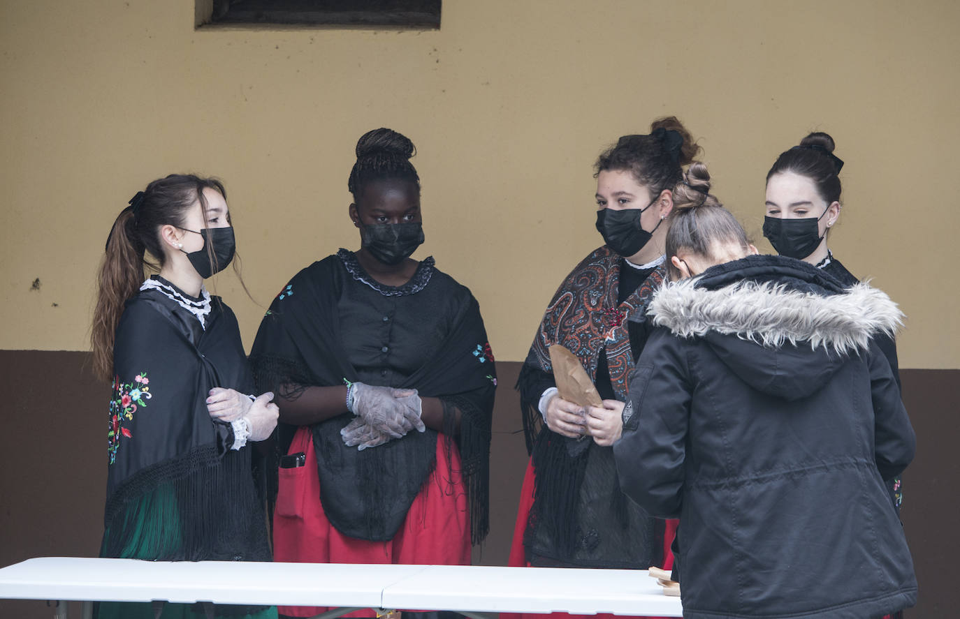 La Cofradía reparte el 'Pan del Santo' en la plaza de la Alameda. 