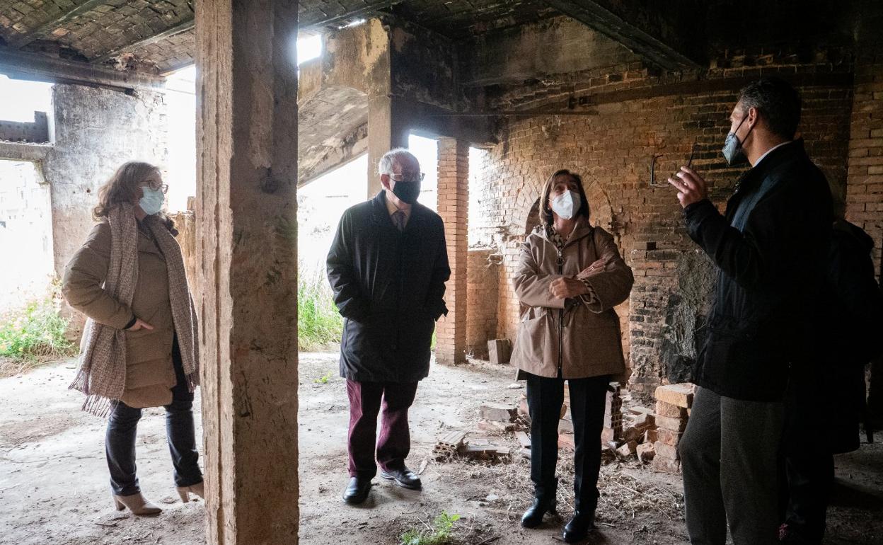 Las autoridades visitaron la antigua fábrica de cerámica de Fansa. 