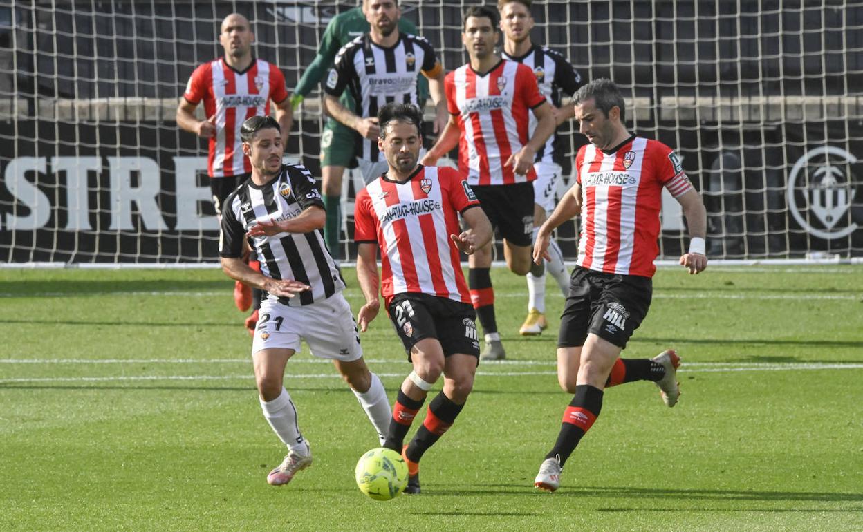 Damián Petcoff juega el balón en presencia de Jorge Fernández e Iñaki.