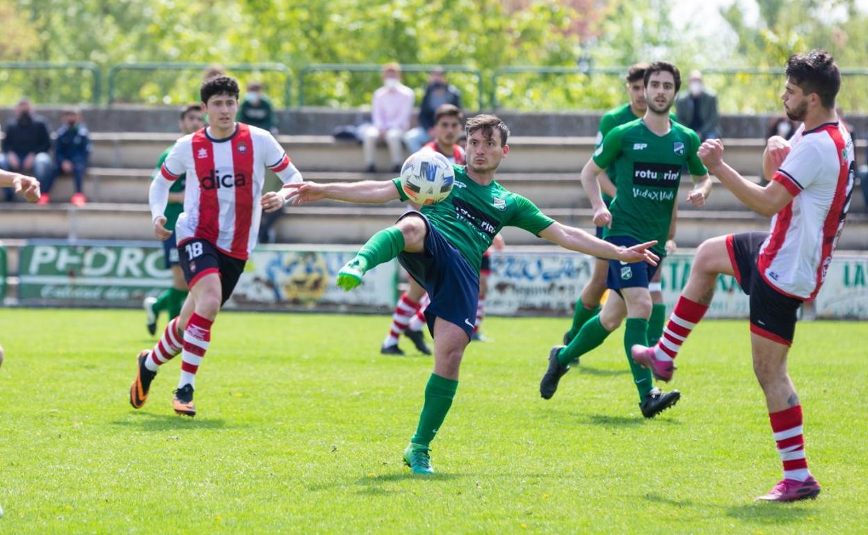 Unai controla el esférico ante la presión del River Ebro. 