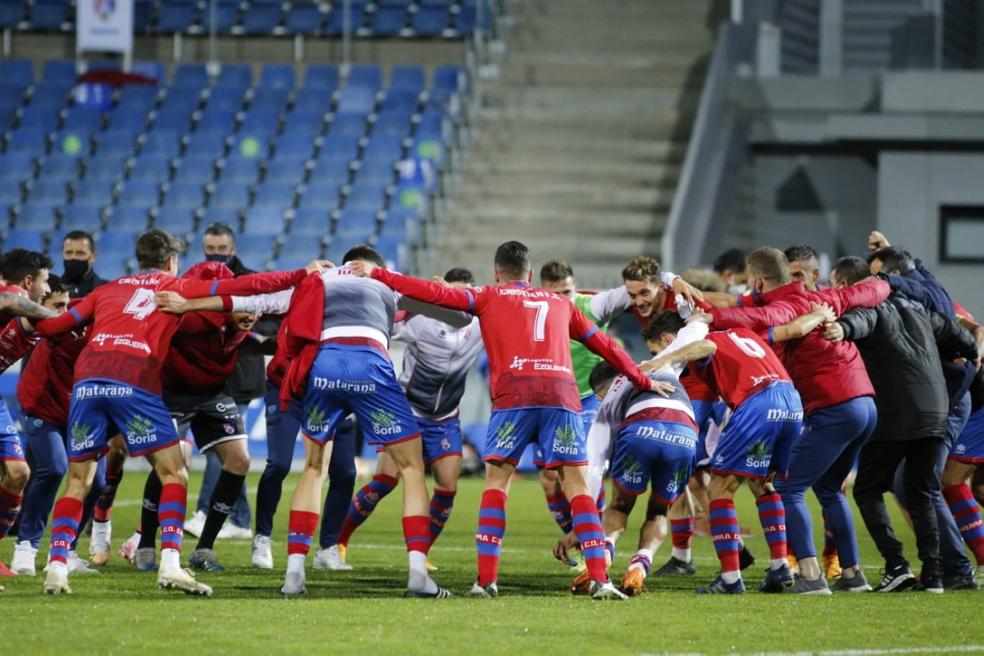 El Calahorra celebra la clasificación para los 'play off' de ascenso a Segunda División sobre el césped de Zubieta. 