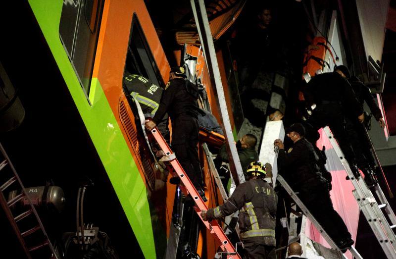 Se desploma un puente de la vía elevada de la línea 12 , entre la estaciones de Olivos y Tezonco, sobre el que circulaba un tren con varios vagones