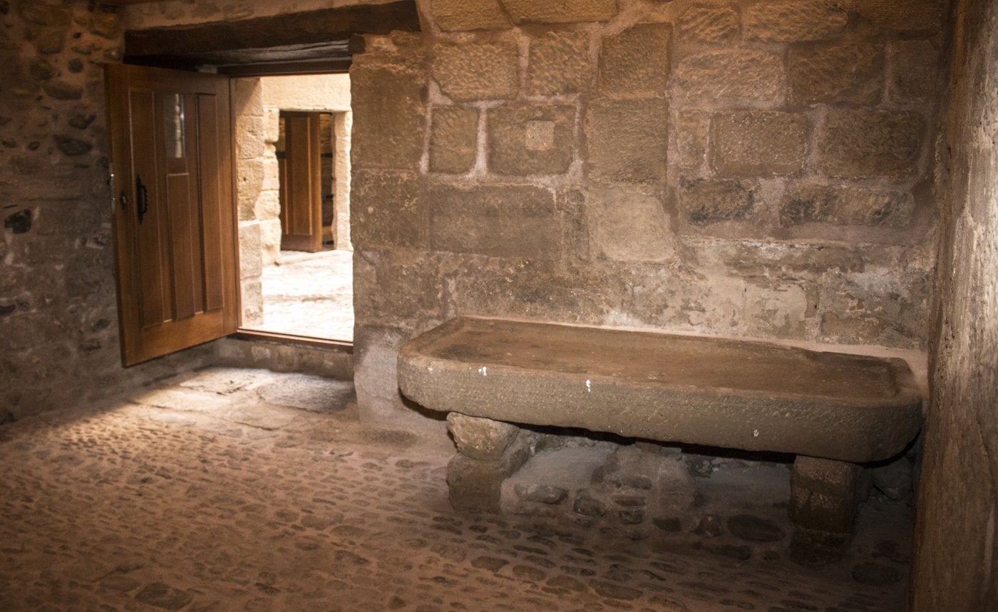 Una de las dependencias de la antigua Cárcel Real, con una mesa de piedra para las autopsias. 