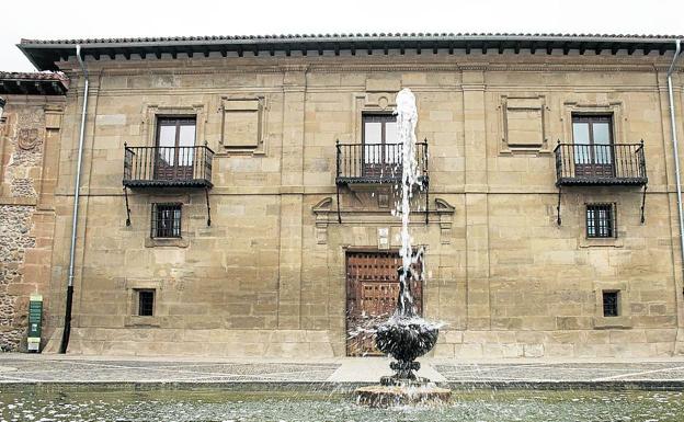 Imagen principal - Arriba, el edificio del Corregimiento de Rioja. Abajo, figuras antropomorfas con capa que los presos grabaron en una de las paredes y el 'trono', en alto para evacuar por gravedad aguas mayores y menores. 