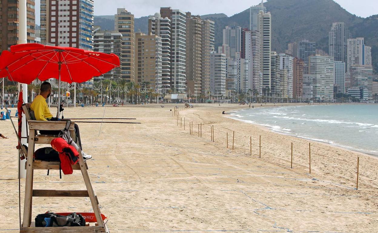 La playa de Benidorm, vacía este jueves.