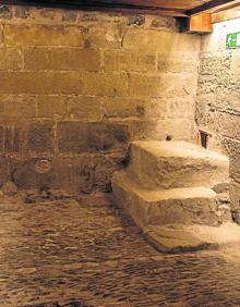 Imagen secundaria 2 - Arriba, el edificio del Corregimiento de Rioja. Abajo, figuras antropomorfas con capa que los presos grabaron en una de las paredes y el 'trono', en alto para evacuar por gravedad aguas mayores y menores. 