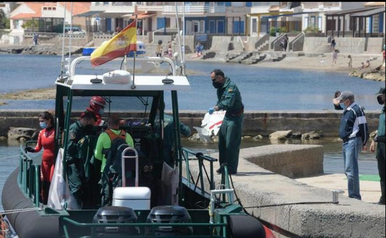 Efectivos de Salvamento Marítimo y la Guardia Civil, con restos de la aeronave siniestrada este sábado