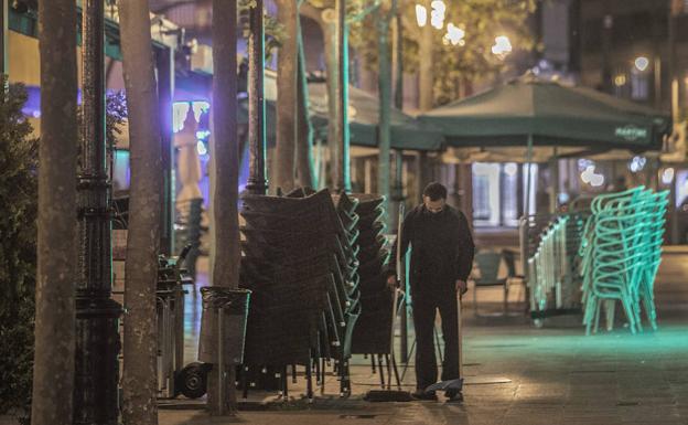 Recogida de una terraza en El Espolón, pasadas las once de la noche en la última jornada con toque de queda activado. 