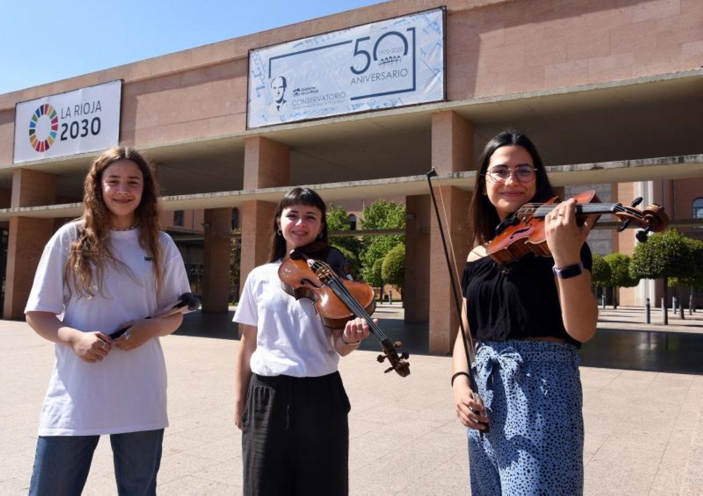 Antía Pérez (percusión), Carmen del Río (viola) y Paula Chana (viola), con sus instrumentos en el conservatorio Eliseo Pinedo, de Logroño. 