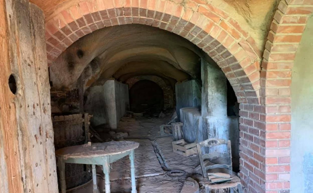 Un calado abandonado del Barrio Bodegas de Quel. 