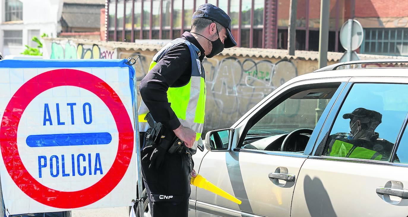 Un agente, reclamando a un conductor el salvoconducto de paso en el límite de Logroño con Álava. 