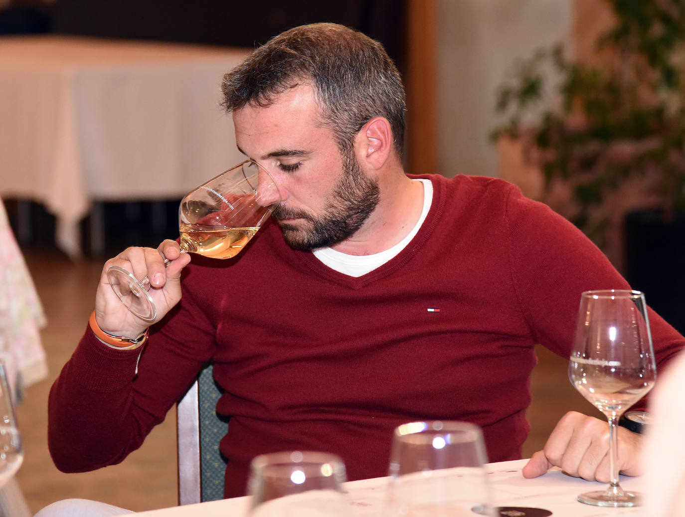 Tras la jornada de juego, los asistentes disfrutaron de la cata de dos vinos de Bodegas Altanza.