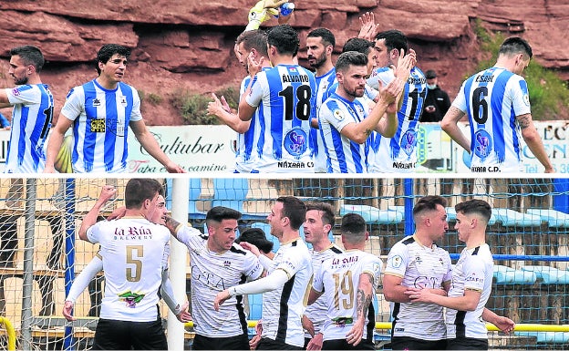 Los jugadores del Náxara saludan a su afición el domingo y los del Racing Rioja celebran un gol. 