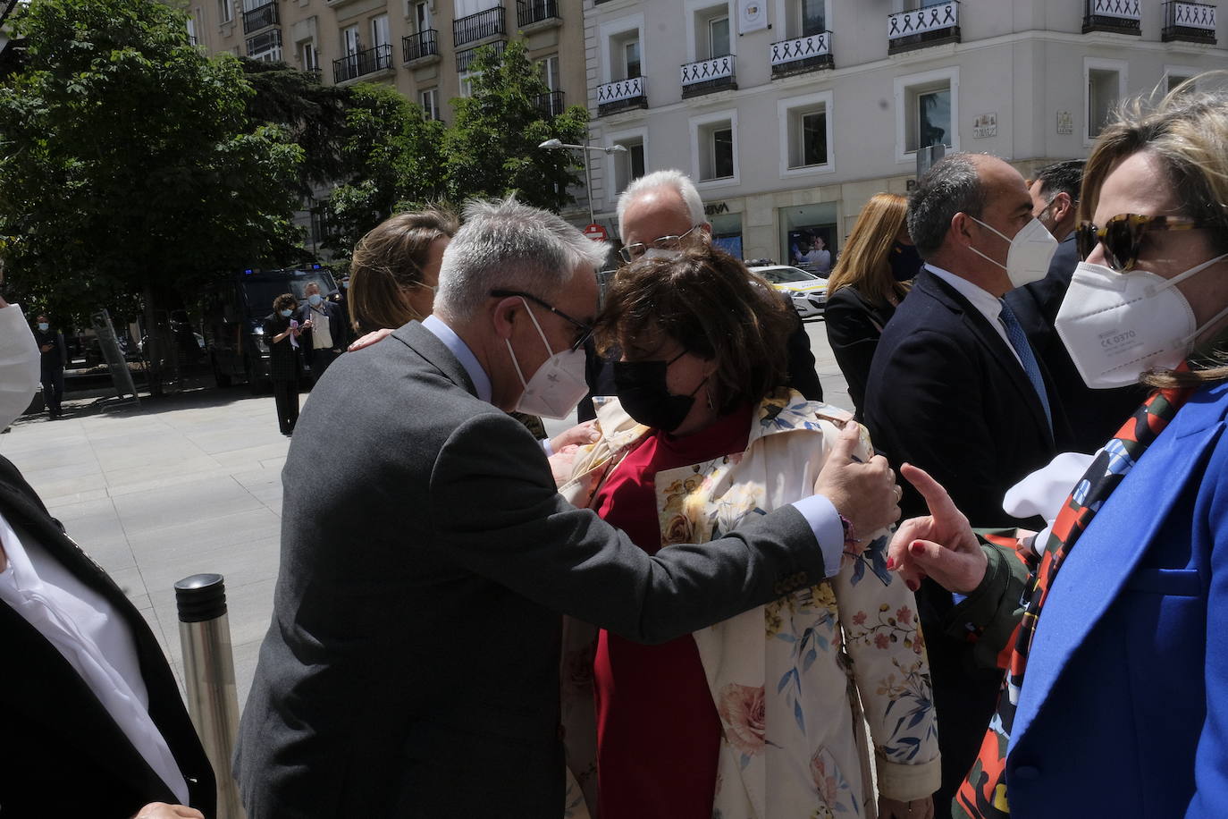 Saludos a la puerta del Congreso.