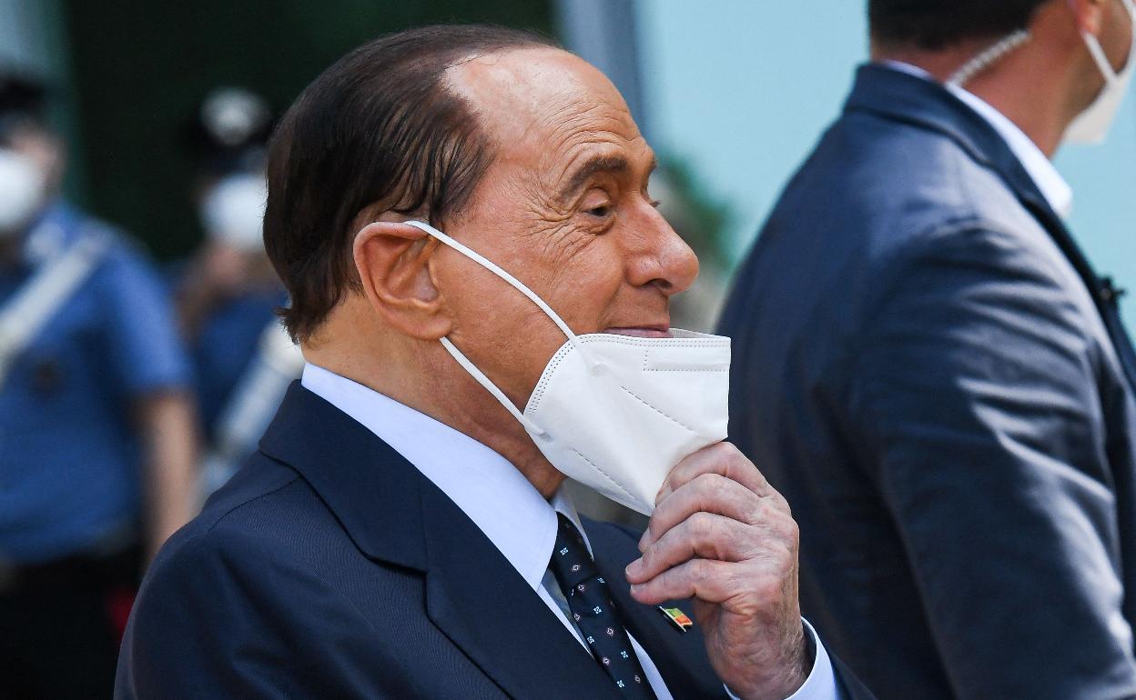 Silvio Berlusconi, hace un año al salir de un centro sanitario donde fue ingresado por padecer el coronavirus.