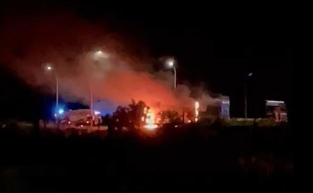 Arde un camión en la salida de la autopista A-68, en Haro