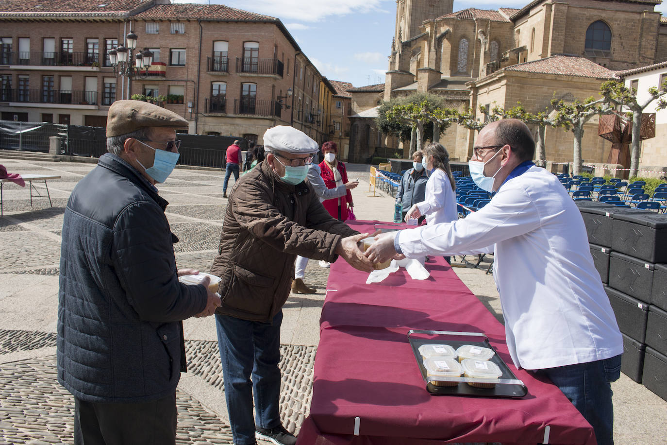 Reparto del Almuerzo del Santo, en la festividad de Santo Domingo de la Calzada