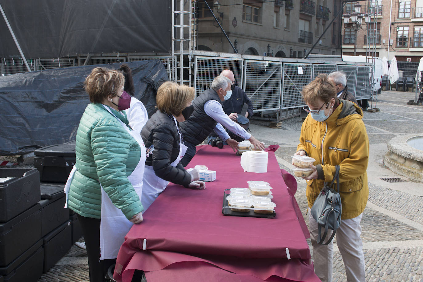 Reparto del Almuerzo del Santo, en la festividad de Santo Domingo de la Calzada