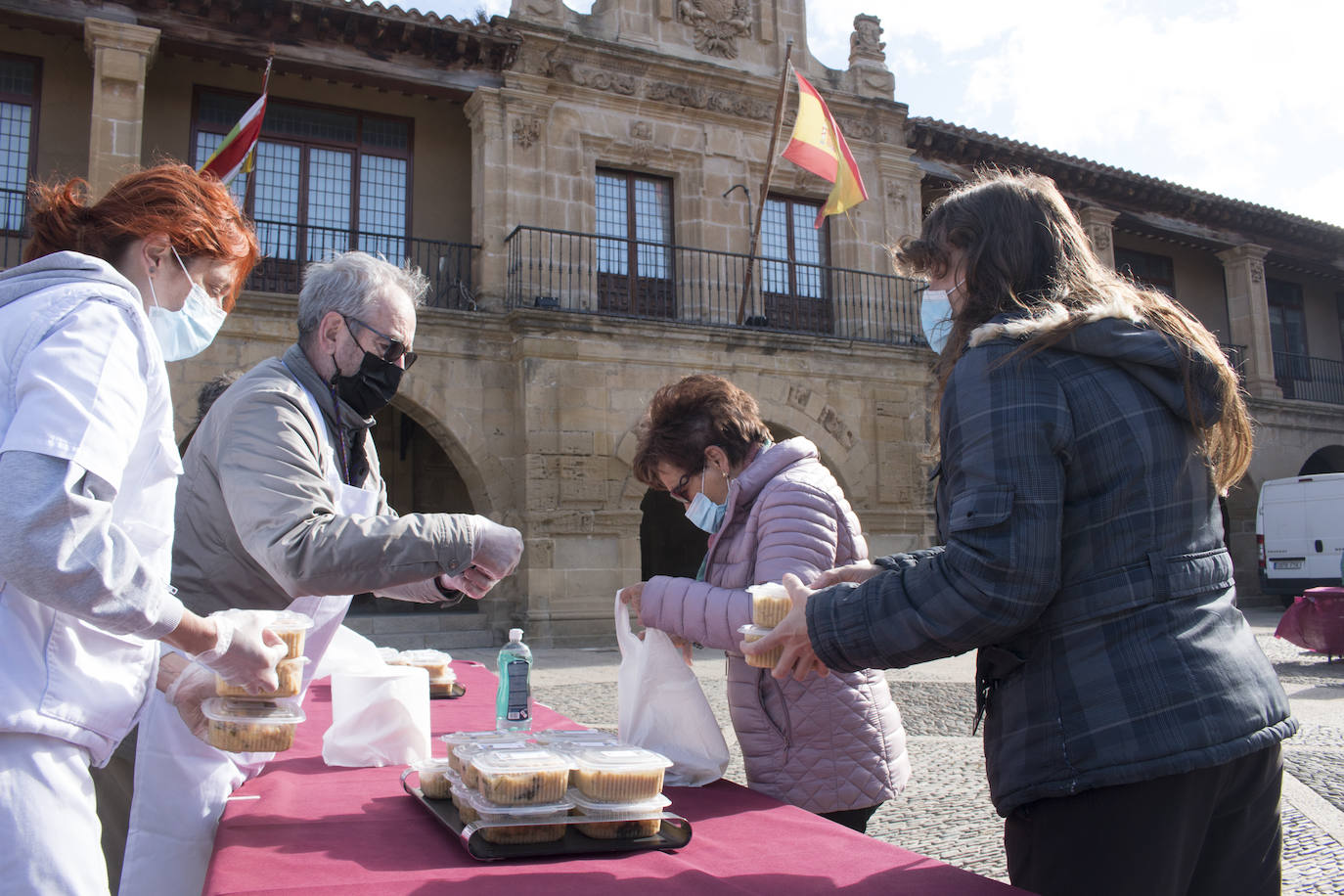 Reparto del Almuerzo del Santo, en la festividad de Santo Domingo de la Calzada