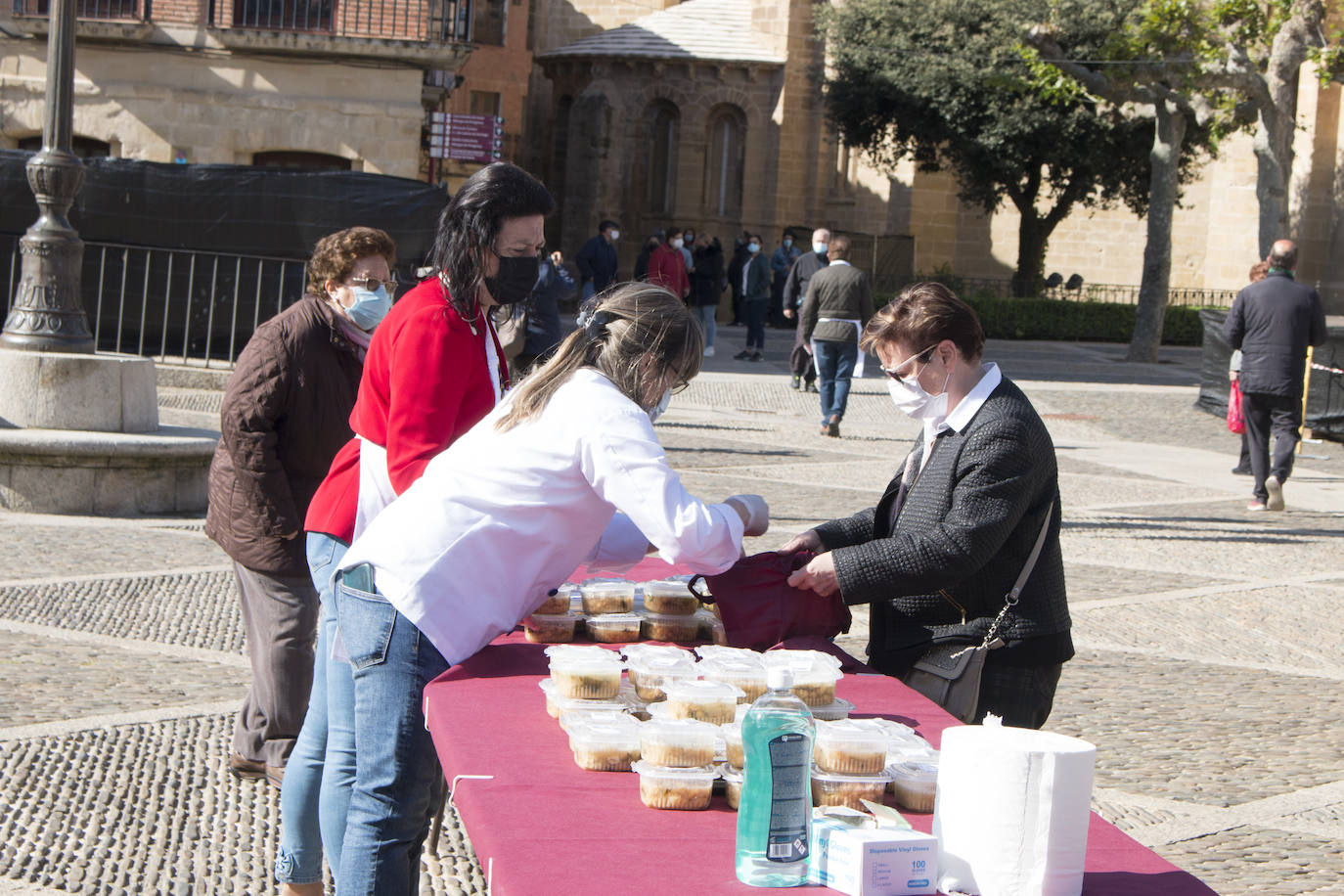 Reparto del Almuerzo del Santo, en la festividad de Santo Domingo de la Calzada