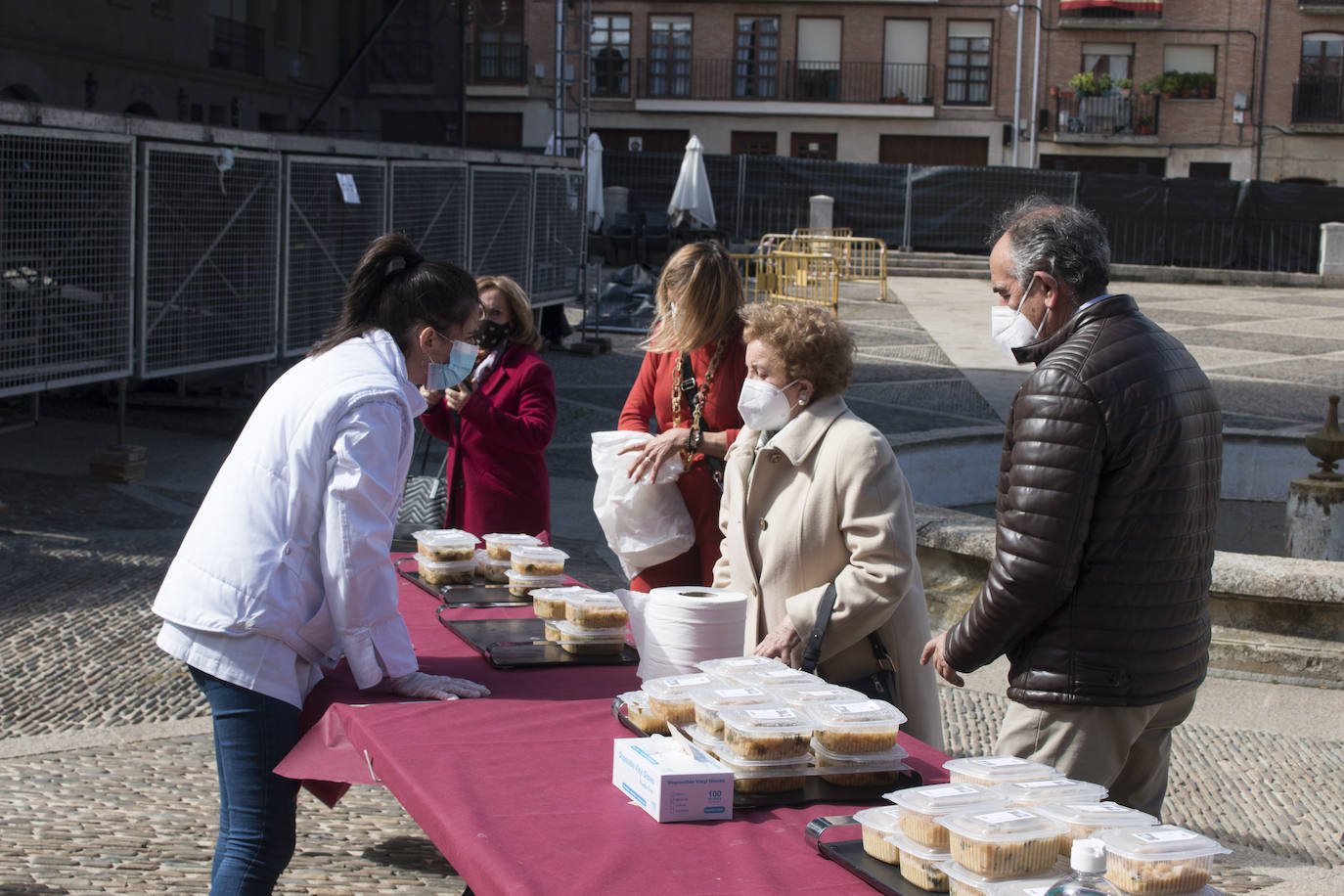 Reparto del Almuerzo del Santo, en la festividad de Santo Domingo de la Calzada