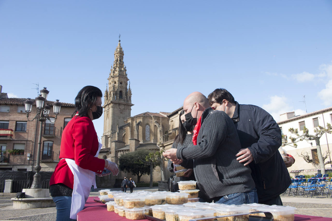 Reparto del Almuerzo del Santo, en la festividad de Santo Domingo de la Calzada