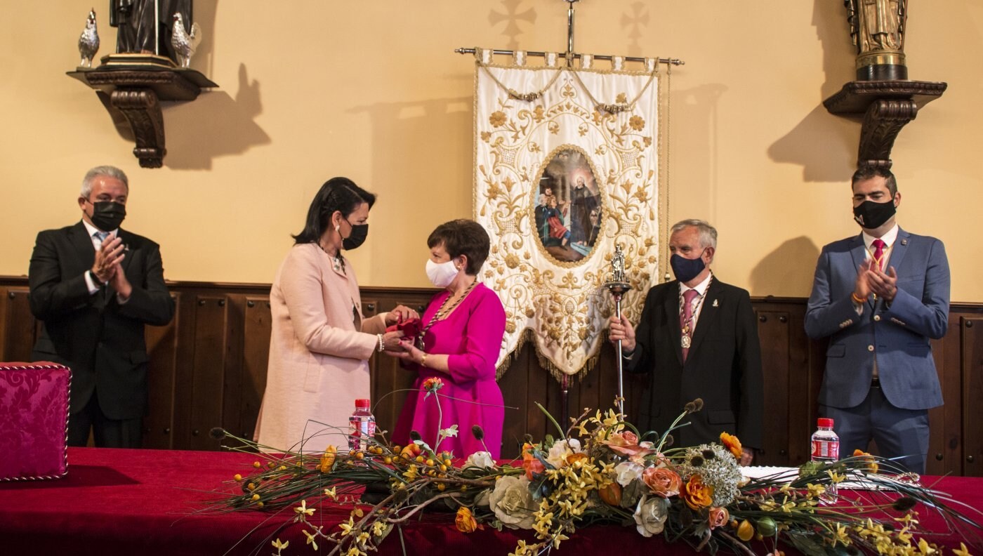 María Milagros Luzuriaga entrega a María Teresa Aranjuelo las llaves de la casa durante el acto de renovación de la cofradía del Santo. 