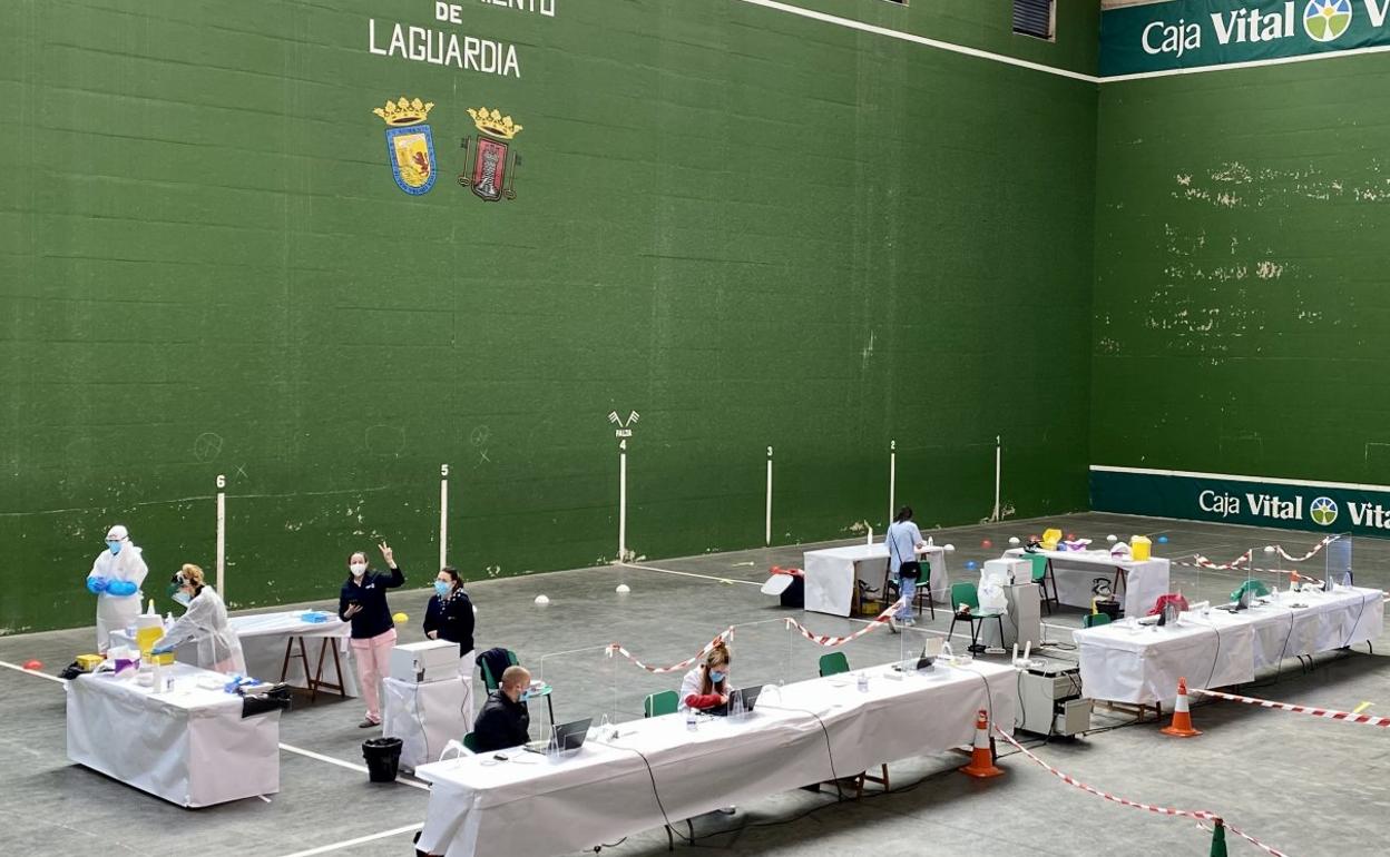 El personal sanitario, preparando los materiales para el cribado preventivo a los temporeros en Laguardia. 