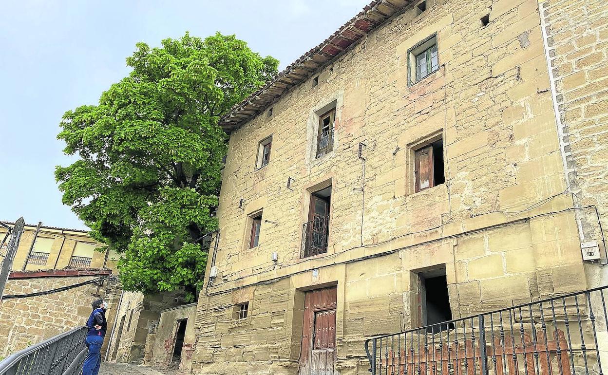 Antonina Cantabrana, alcaldesa de Treviana, frente al edificio que albergará el nuevo centro.