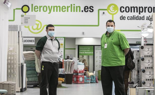 Carlos (izquierda) y el director de Leroy Merlín en Logroño, Miguel Cervilla.