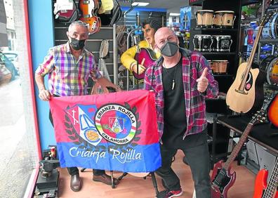 Imagen secundaria 1 - Teo y Juanjo con la bandera de Crianza en la tienda Multiocio; Los jugadores del Calahorra B Parada, Bonilla, Jules, Omar y Jesús del Amo vieron el partido en casa; y Javier apoyando en la gasolinera de La Planilla.