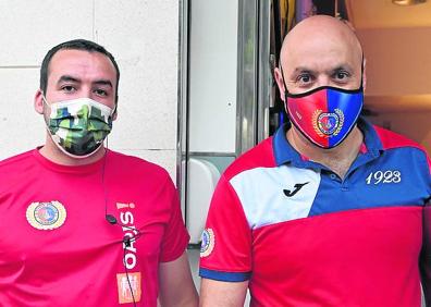 Imagen secundaria 1 - Mario, las jugadoras del Calahorra femenino Sara, Andrea y Elsa, y Miguel (portero del Autol); Eloy y Jesús, del bar Oasis con los colores del Calahorra; y pantalla del bar Oasis, sede de la Peña Crianza Rojilla. 