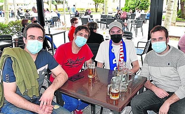 Ginés, Alejandro, David y Santi en la terraza del Jamonero.