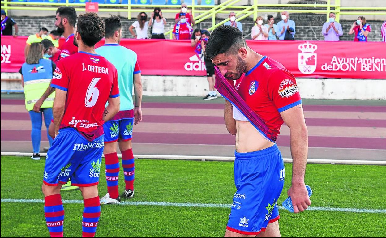 El lateral rojillo Ramón Riego se seca las lagrimas después de la eliminación del Calahorra.