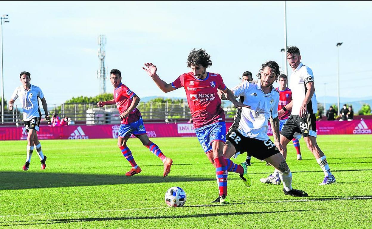 Víctor Andrés, el eje del Calahorra en defensa y en ataque. 