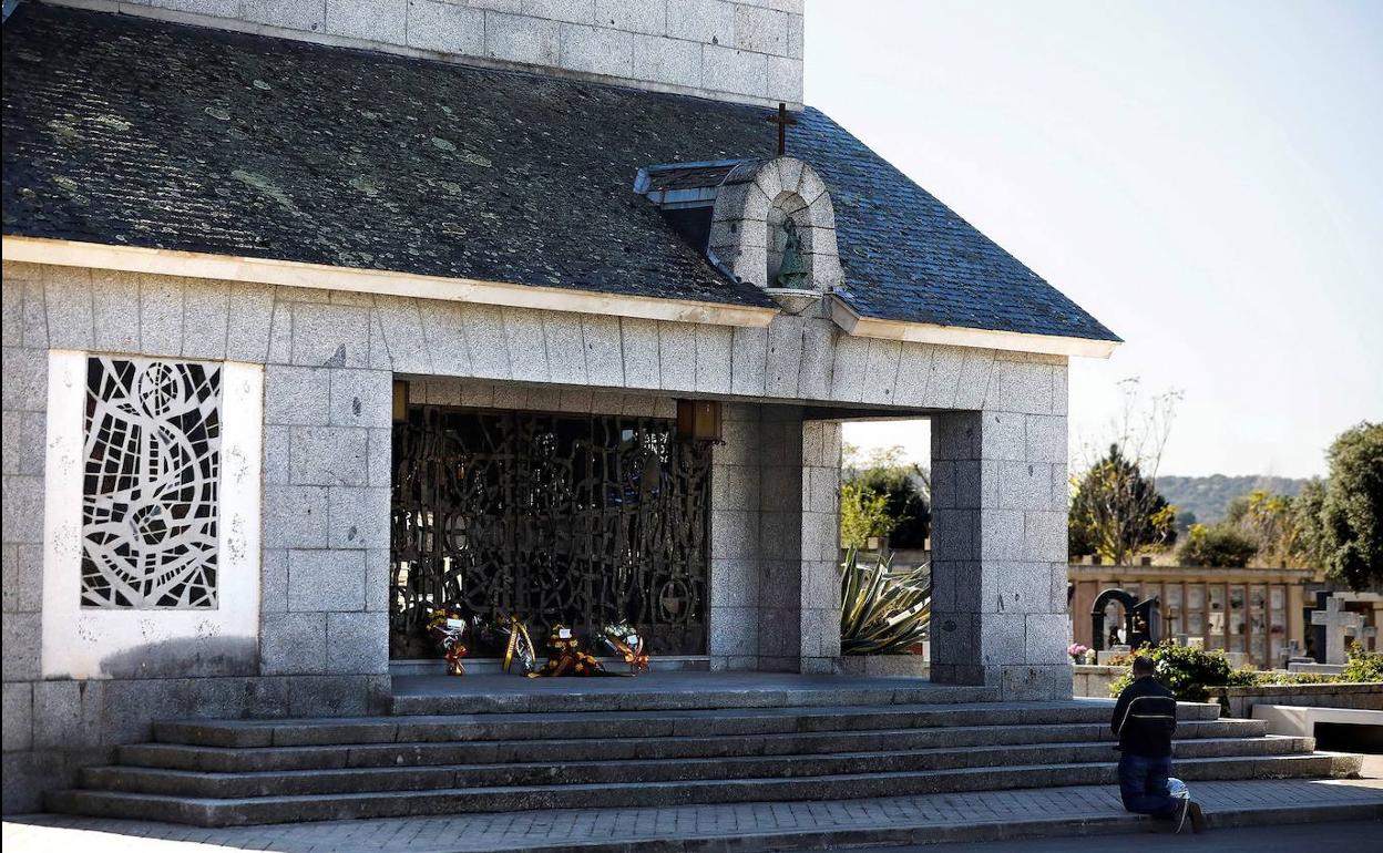 Panteón que alberga la tumba de Franco en el cementerio de Mingorrubio.