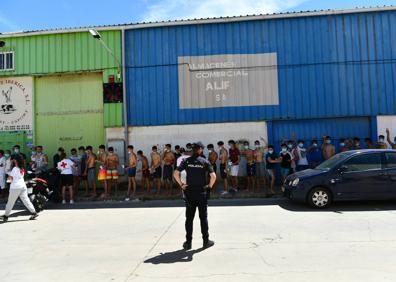 Imagen secundaria 1 - Policías y militares patrullan para atrapar a miles de inmigrantes huidos en Ceuta