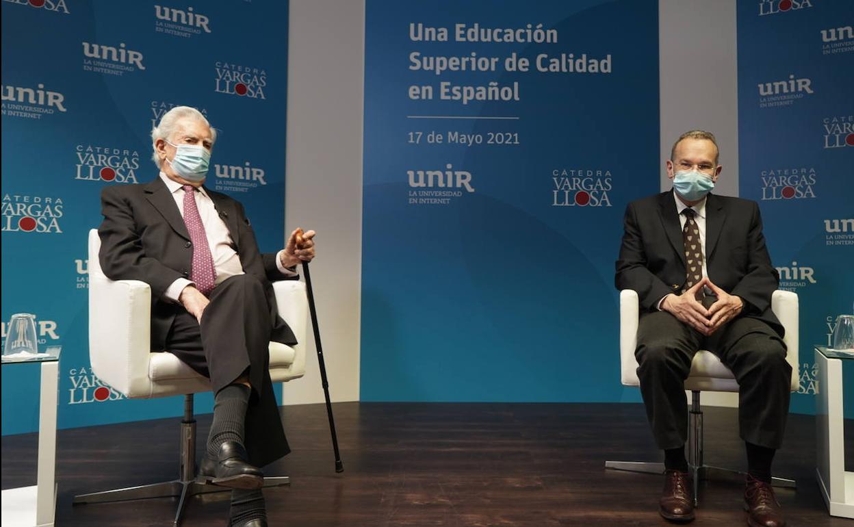 Mario Vargas Llosa y el rector de UNIR, José María Vázquez García-Peñuela, durante la formalización del acuerdo.