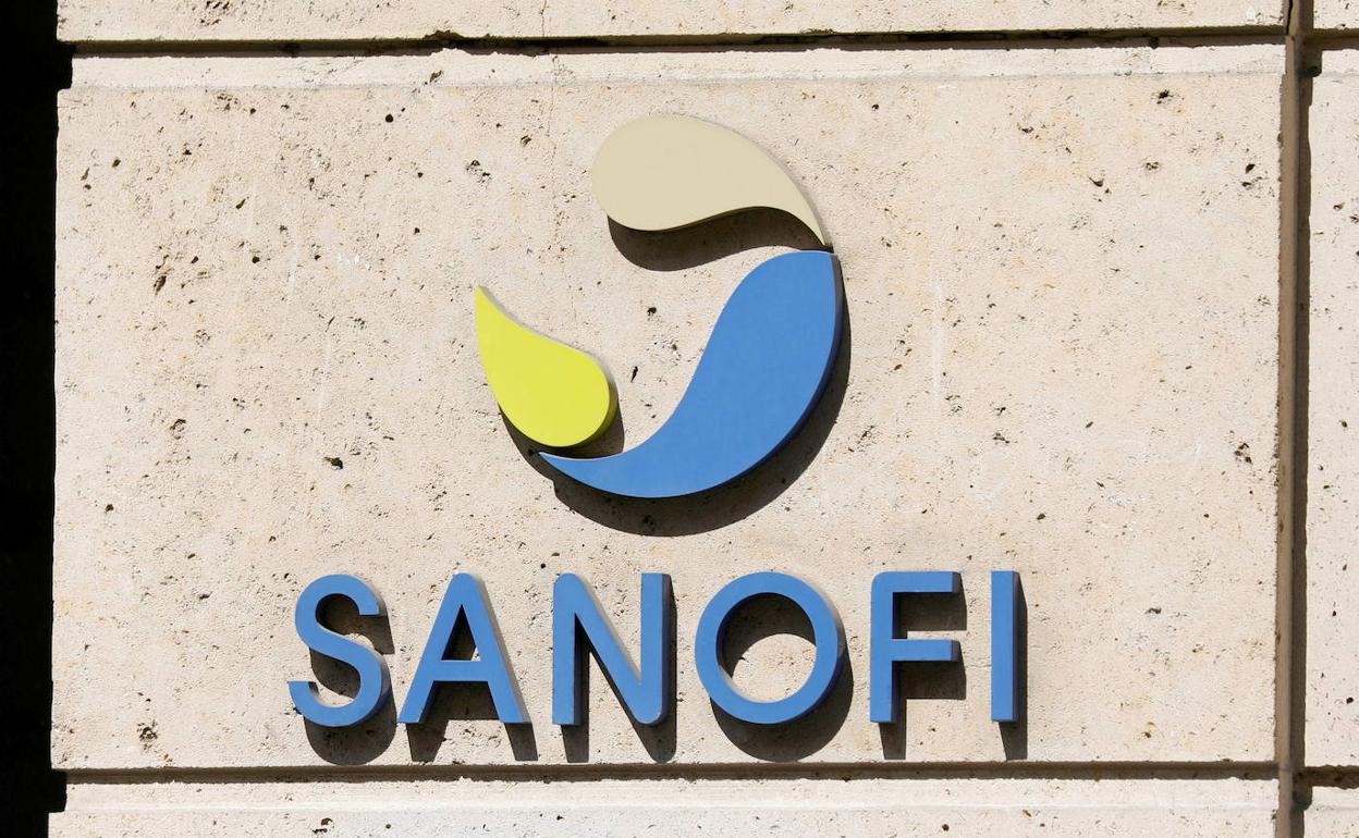 Logo de la empresa Sanofi en sus oficinas de París.