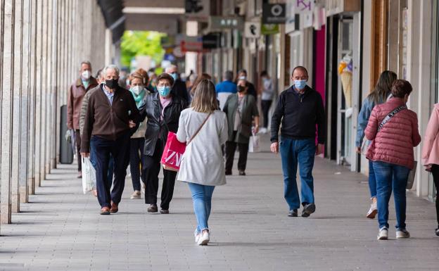 Gente con mascarilla caminando por las calles de Logroño