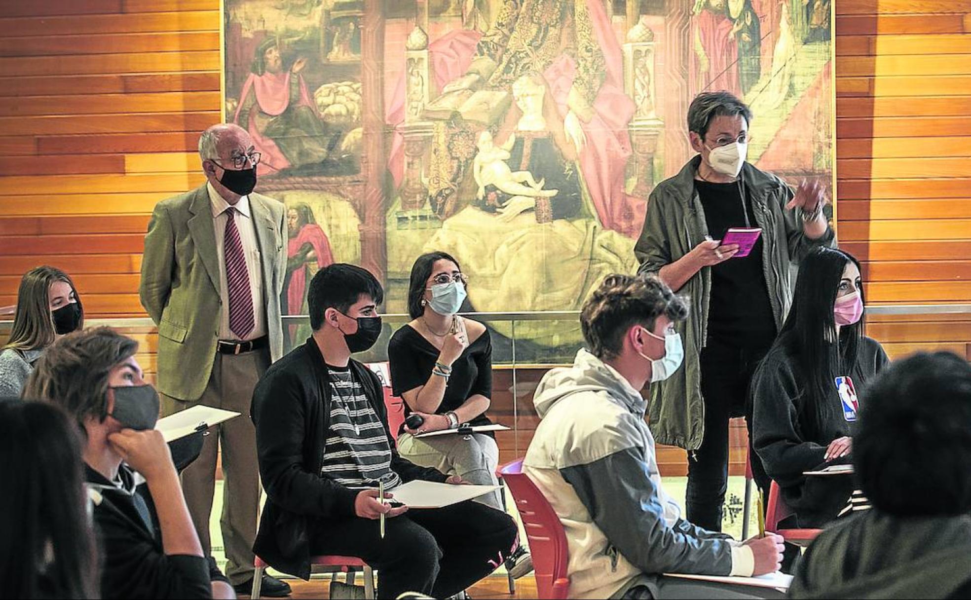 Alumnos del Batalla de Clavijo en la sala del Museo dedicada a las Tablas de San Millán, y, entre ellos, el consejero Pedro Uruñuela. 