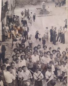 Imagen secundaria 2 - Las mujeres de Pedroso con sus medallones y las niñas de Primera Comunión. Danzadores, a principios del siglo XX, y bailando los troqueaos, que se han recuperado en el folclore local.